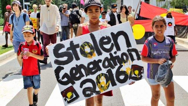 Texte – En Australie, les grands-mères aborigènes luttent pour leurs petits-enfants